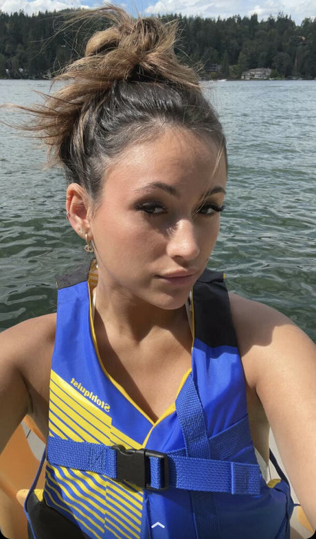 Zoe Ferguson adult model image