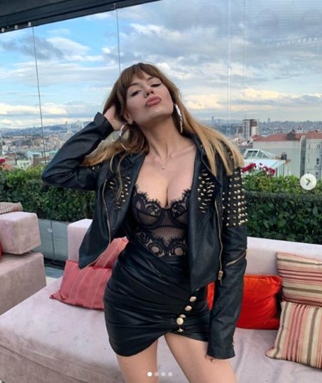 Nihal Candan model hd pics