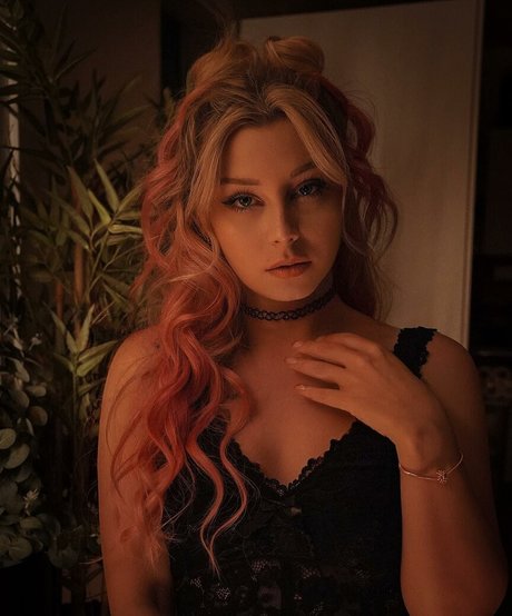 JenNyan pornographic model images