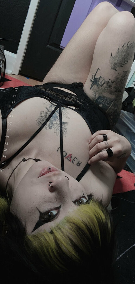 Gremlinbxtch pretty model photo