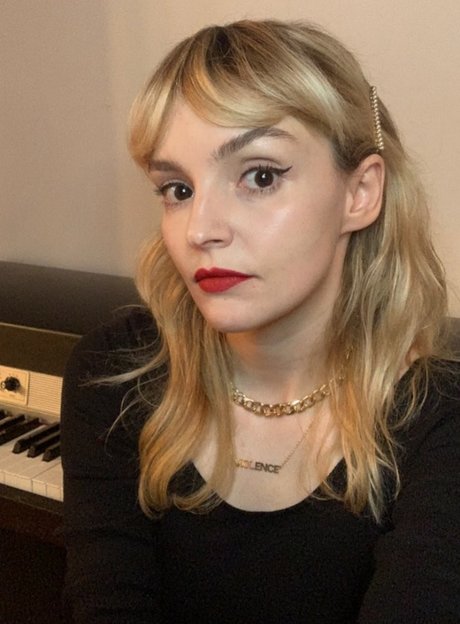 Lauren Mayberry naked star images