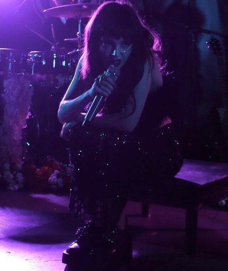 Lauren Mayberry hot model pic