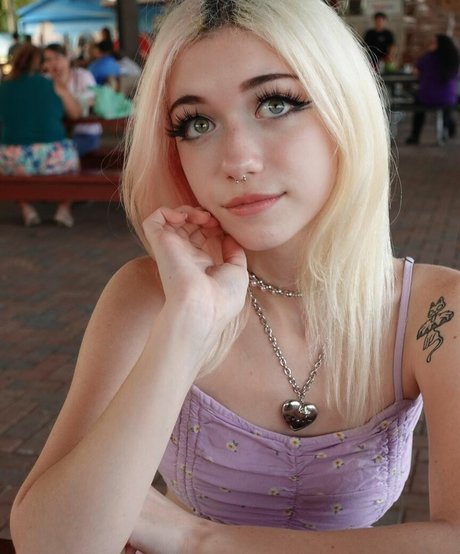 Iluvmeww beautiful pornstar gallery