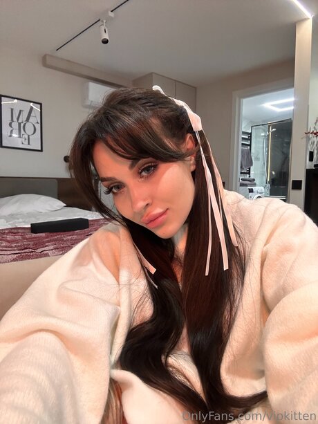 Vipkitten model adult image