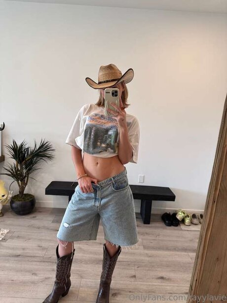 Tayylavie star nude pic