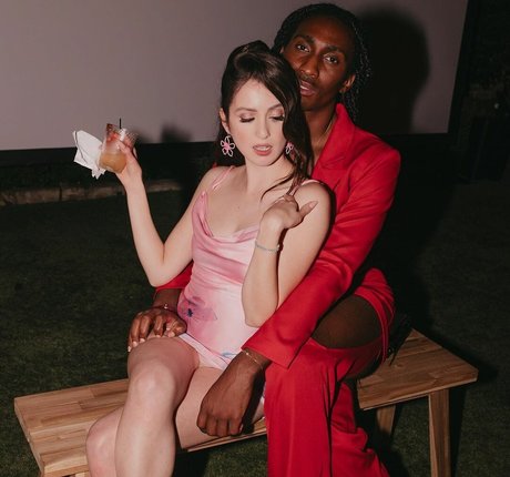 Laura Marano nice star img