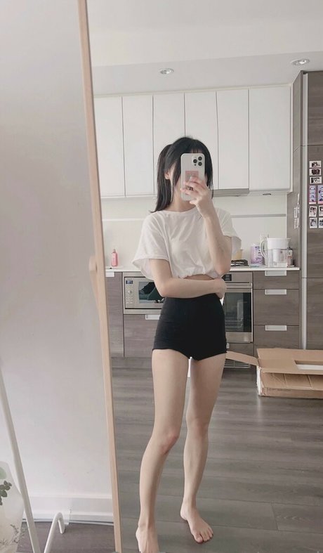 Awwni model naked pic