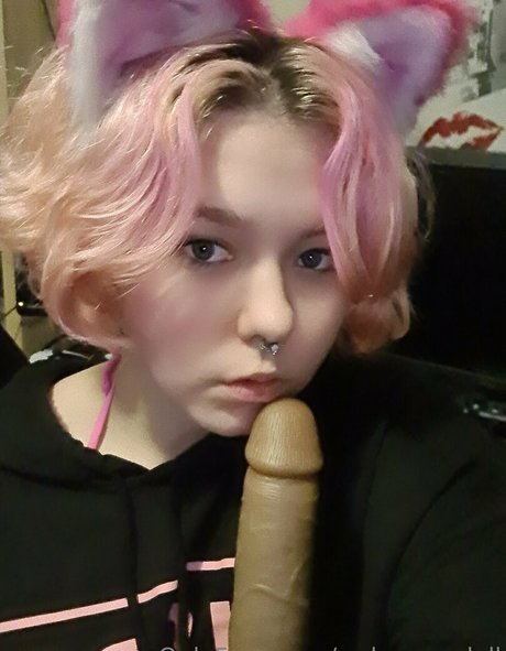 dramatic dumpster free model pretty pictures