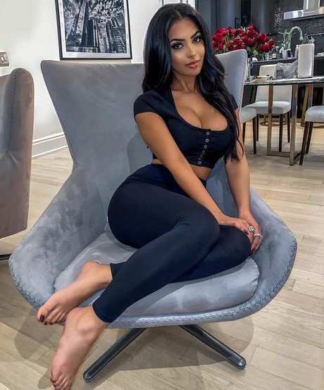 Aneeqa Farid star hot picture