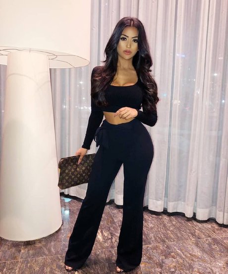 Aneeqa Farid beautiful model picture