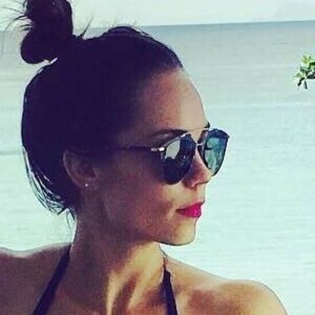 Laura Vandervoort star adult pictures