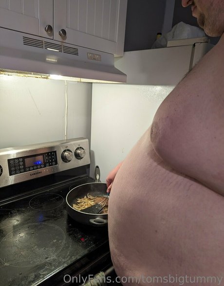 tomsbigtummy model pretty pic