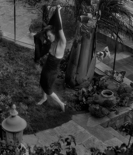 Milla Jovovich erotic star pic