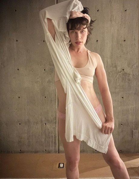 Milla Jovovich star adult pics