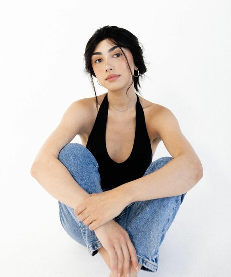 Alexa Mansour hot star image