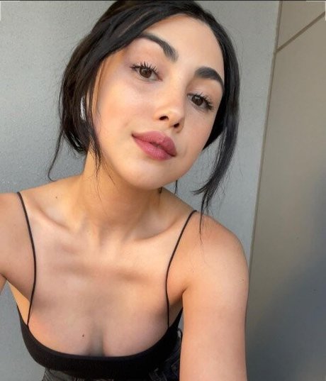 Alexa Mansour model top photos