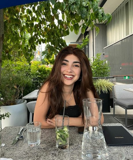 Alexa Mansour star top photo