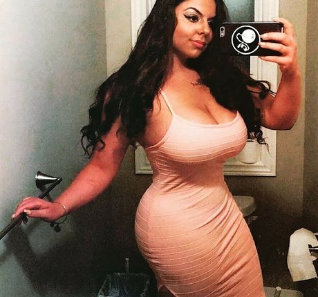 iloveteniah porn star img