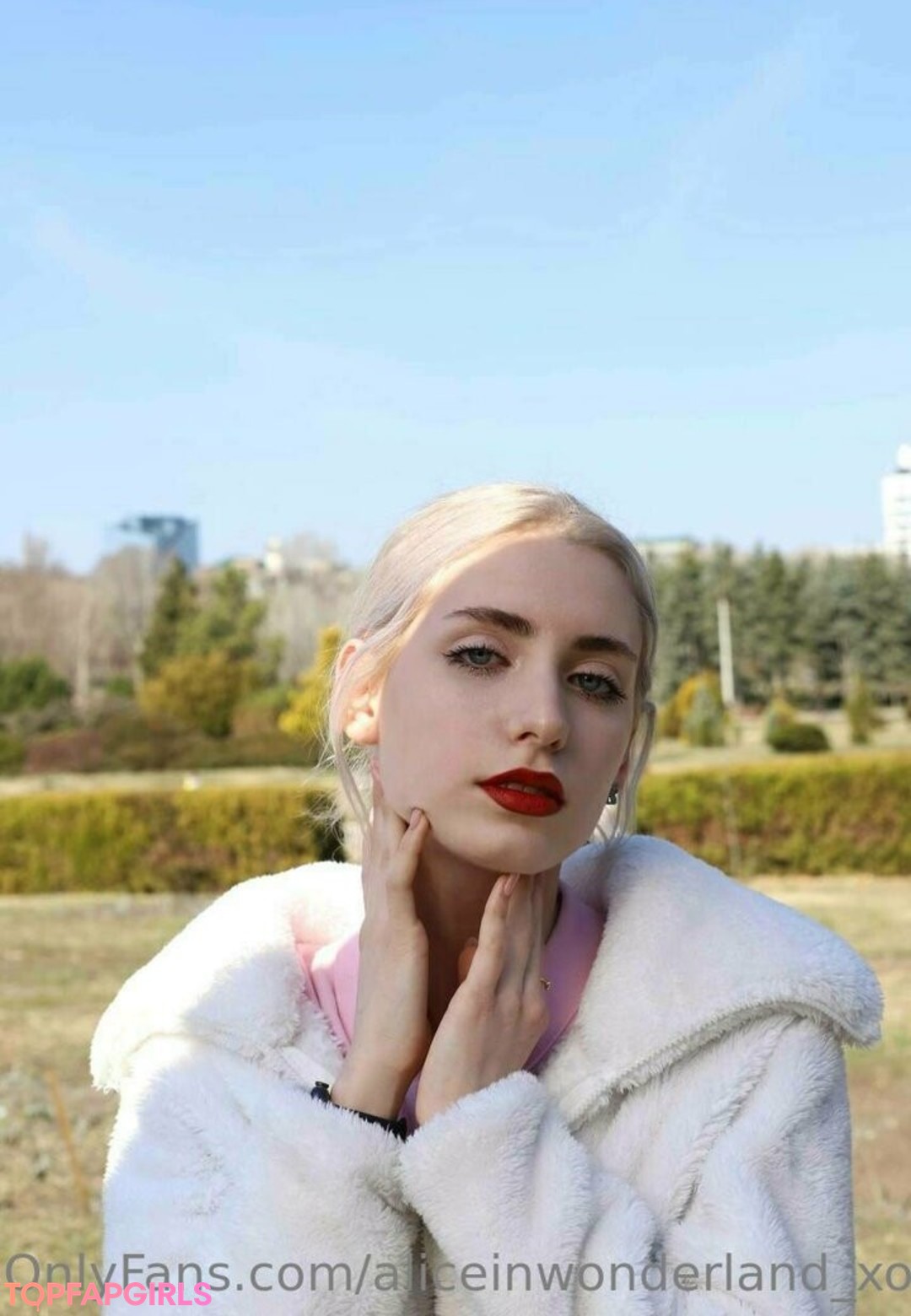 aliceinwonderland xo star exclusive picture