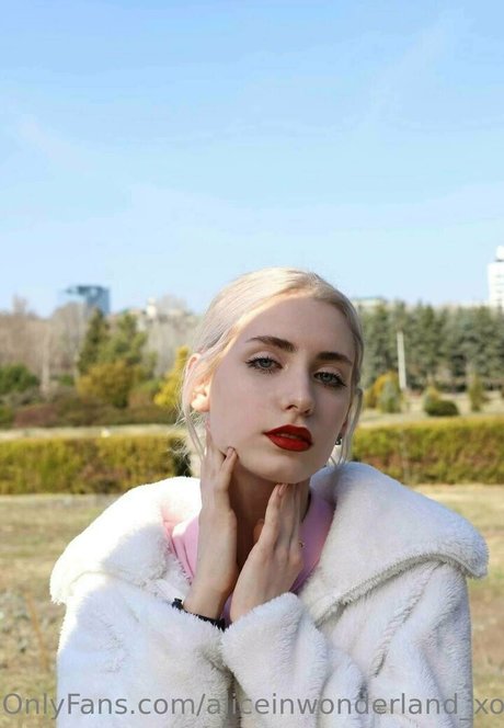 aliceinwonderland xo star exclusive picture