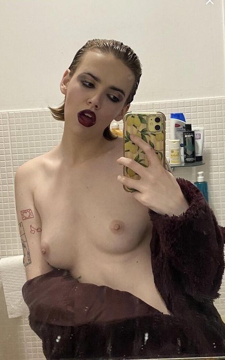 Cowgirldesserts naked model photos