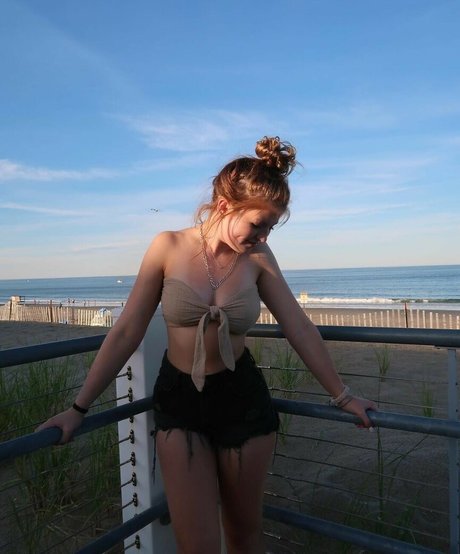 Elsuzannee nude pornstar pics