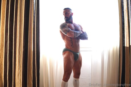 Reykongfree model free pic