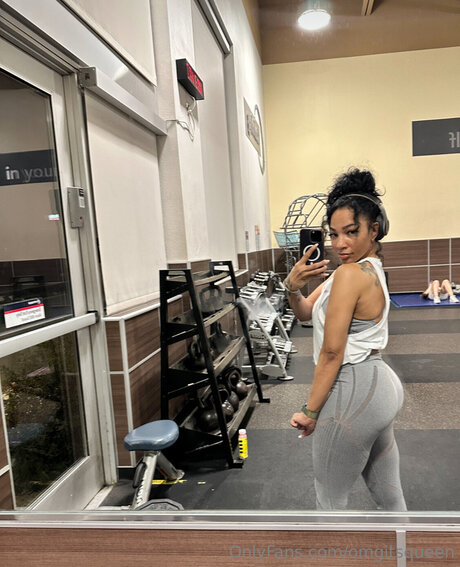 Omgitsqueen naked model image