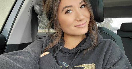 nikkidavisxo pretty model pics