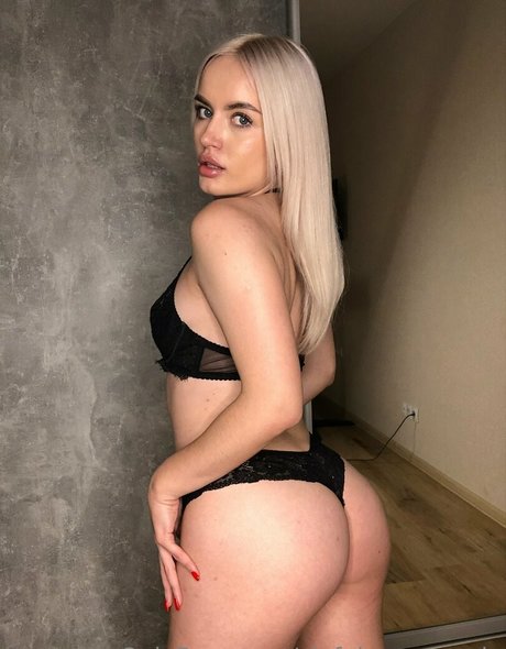 sinful monro vip naked model image