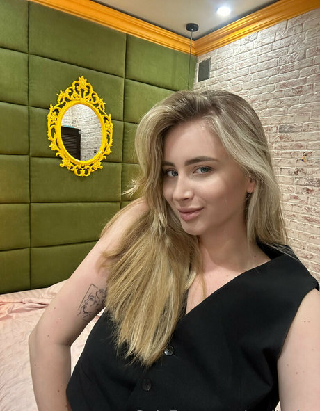 emily lyy top actress picture