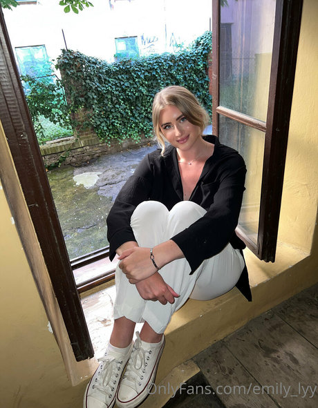 emily lyy pretty model galleries