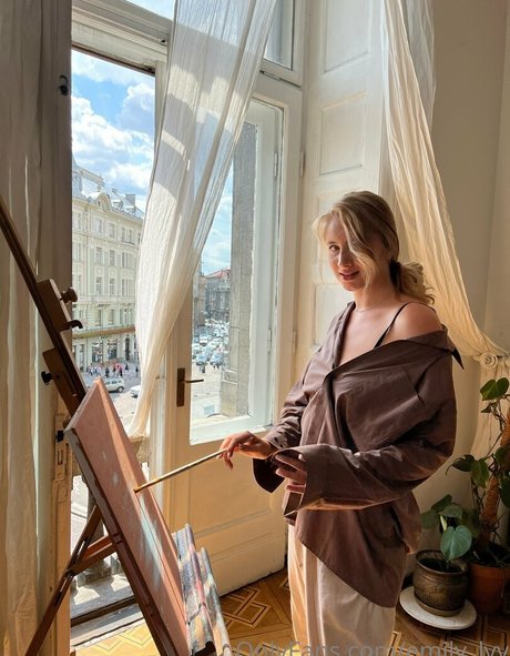 emily lyy sexy actress images