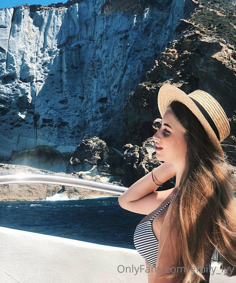 emily lyy model naked images