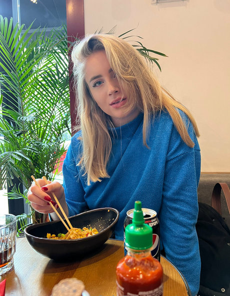 emily lyy sex model gallery