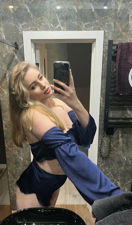 emily lyy beautiful model pictures