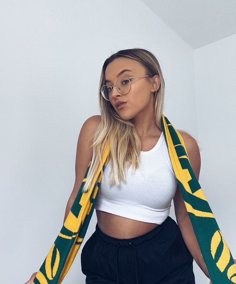 Lavender Baj beautiful actress picture