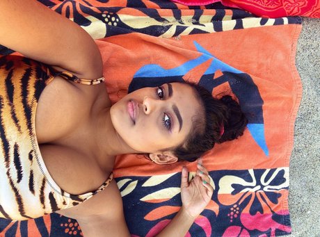 Yamini Nambimadom model high quality pic