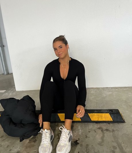 Desi Johnson model pretty photo