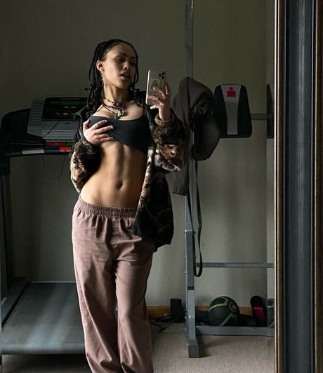 Aaliyeezy star pornographic picture