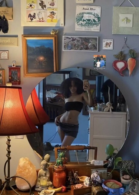 Aaliyeezy model sexy image