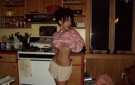 Aaliyeezy erotic model archive