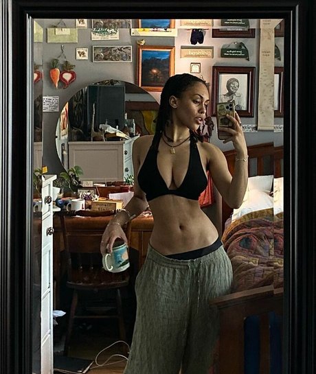 Aaliyeezy nude star pic