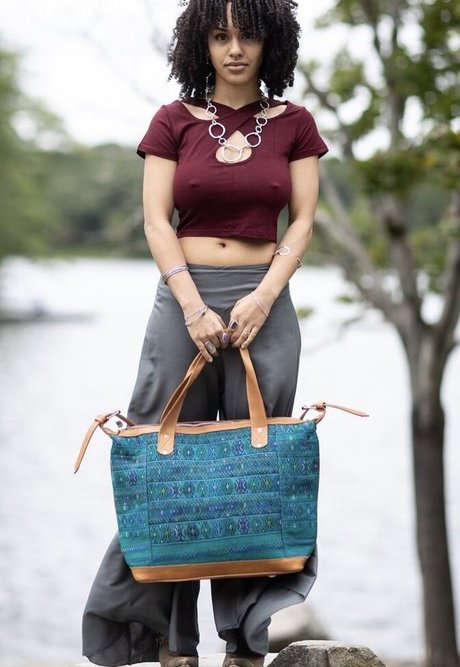 Aaliyeezy Profile pic