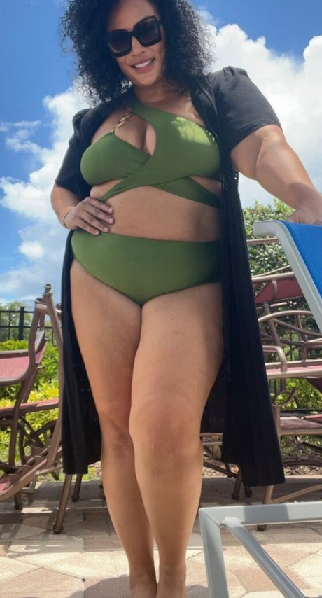 Nia Jax star pretty photos