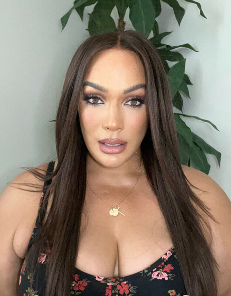 Nia Jax nude actress picture