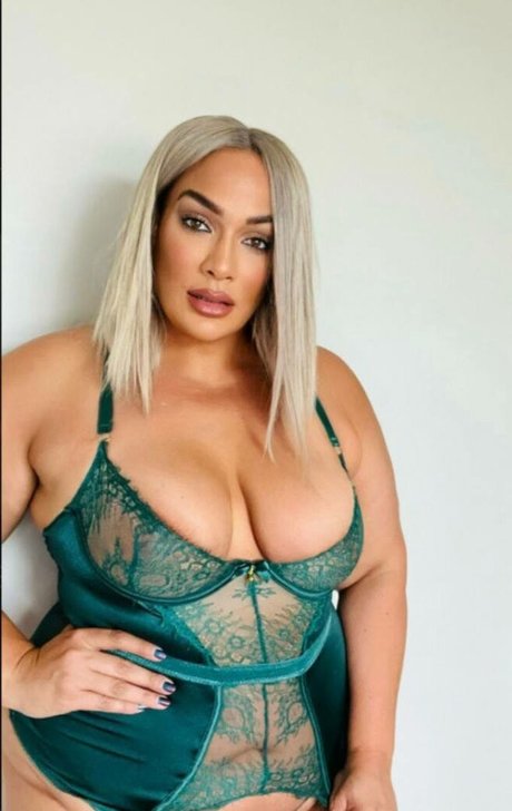 Nia Jax star sexy image