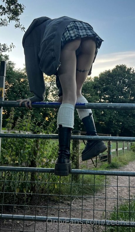 Zee Hell naked model img