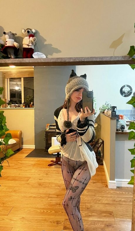 Zee Hell nude pornstar pic