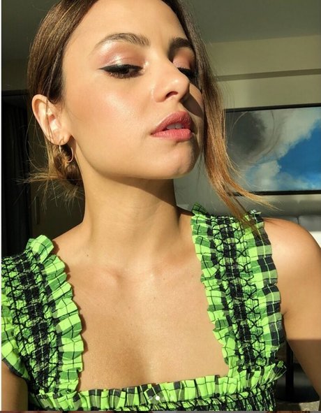 Aimee Carrero model hd img